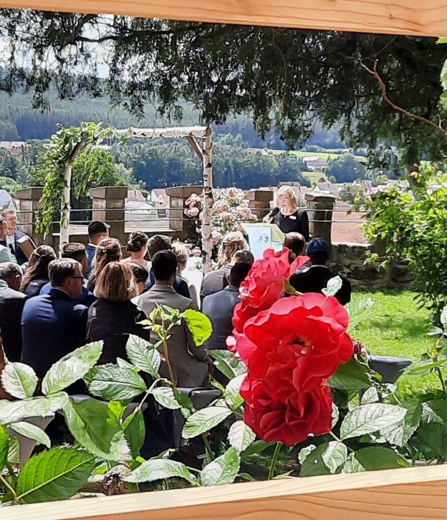 Freie Trauung im Rosengarten der Burg Abenberg – Traurednerin Susanne mit dem Brautpaar und ihren Gästen